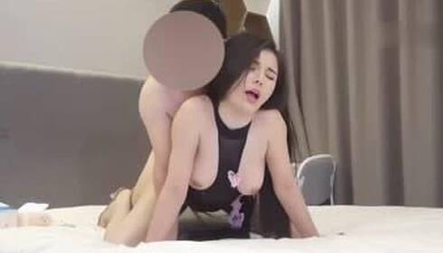 小胖与极品巨乳嫩模约啪，被操得美乳乱颤直呼过瘾~